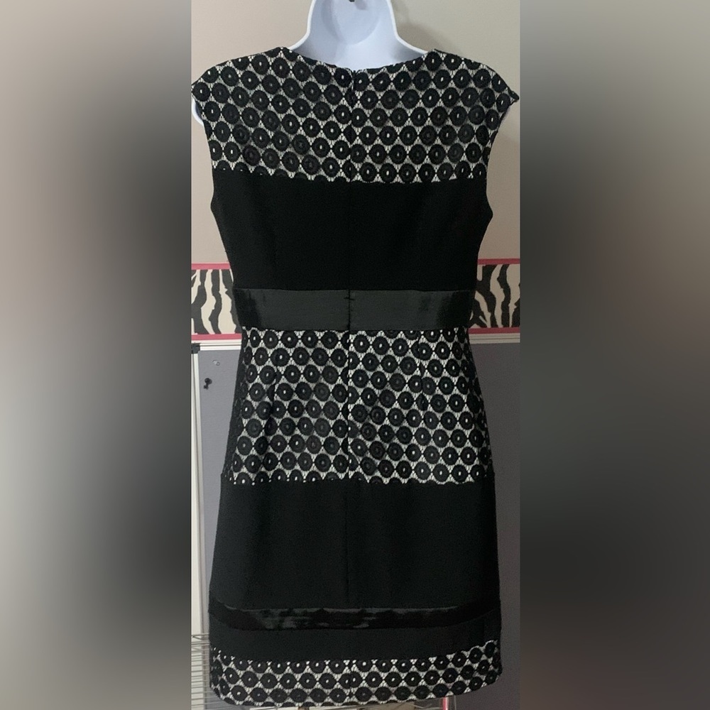 Sandra Darren size 4P Black and White Mixed Media knee length sleeveless dress